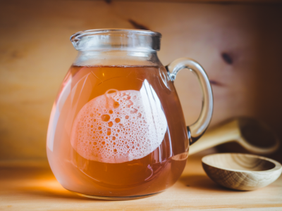 Le kombucha est-il bénéfique pour votre microbiote ? avantages, risques spécifiques et règles simples pour le consommer sans danger