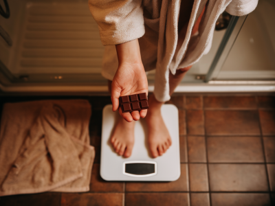 Les effets inattendus du sommeil fragmenté sur votre poids et vos envies alimentaires